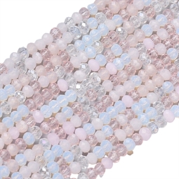 Små 3 mm Lys mix glasperler. . Der er lyserøde, lyseblå og klare perler på strengen.